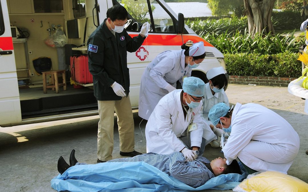 Dinas Damkar Brebes Bersihkan Tumpahan Oli di Jembatan